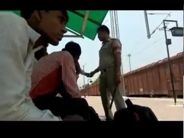 GRP soldiers video viral during recovering illegally from passengers at manikpur railway station GRP soldiers video viral during recovering illegally from passengers at manikpur railway station