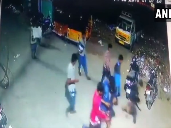 खिड़की पर लगी ग्रिल को कटिंग प्लायर से काटा