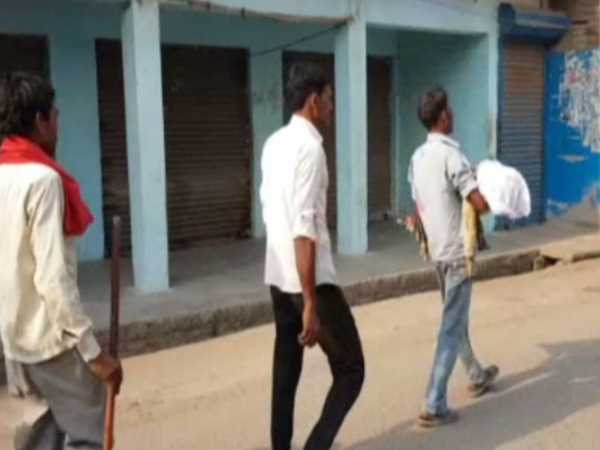 Hardoi: Man carries 5-yr-old sons body after he was allegedly not given vehicle by hospital Hardoi: Man carries 5-yr-old sons body after he was allegedly not given vehicle by hospital