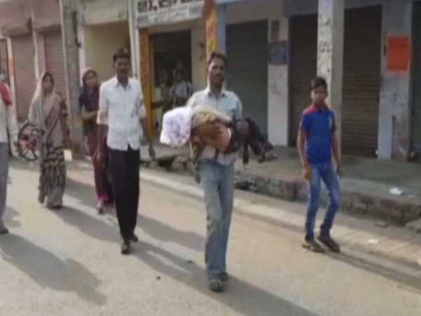 Hardoi: Man carries 5-yr-old sons body after he was allegedly not given vehicle by hospital Hardoi: Man carries 5-yr-old sons body after he was allegedly not given vehicle by hospital