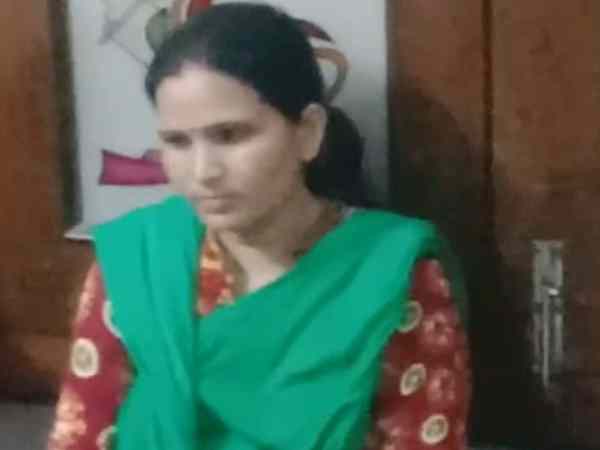 A con woman caught by public in meerut A con woman caught by public in meerut