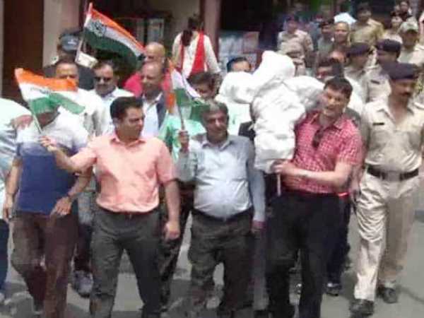 कांग्रेस ने फूंका पुतला