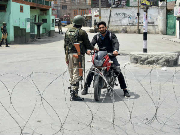 jammu-kashmir-rifle-snatcing jammu-kashmir-rifle-snatcing