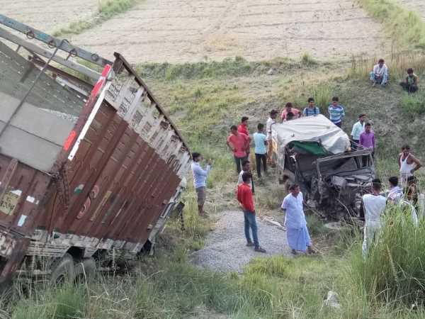 Jeep and truck collide with 4 people dead in Jaunpur Jeep and truck collide with 4 people dead in Jaunpur