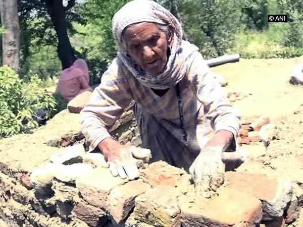 गांव के लिए मिसाल बनी 87 वर्षीय महिला