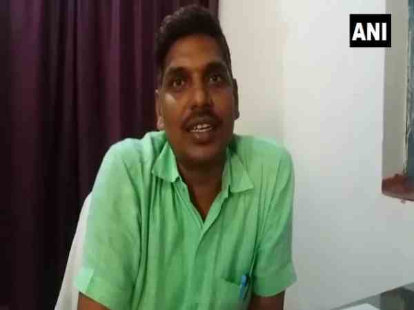 बच्ची पेंटिग प्रतियोगिता में पाकिस्तान का झंडा बना रही है