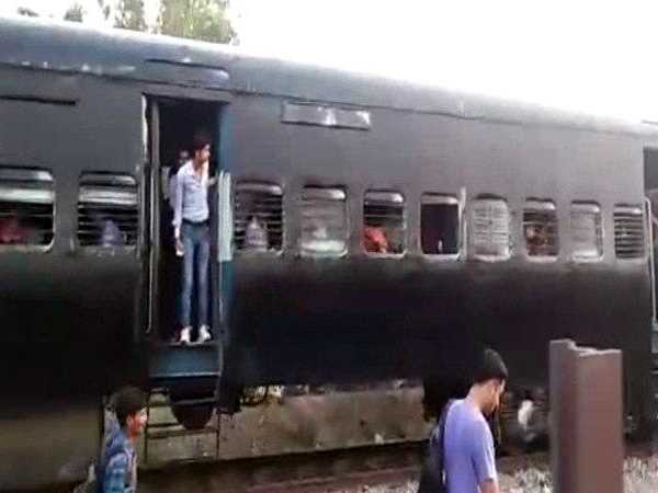 oil tank leaks in Kasganj Express, train started falling on the passengers hot oil oil tank leaks in Kasganj Express, train started falling on the passengers hot oil