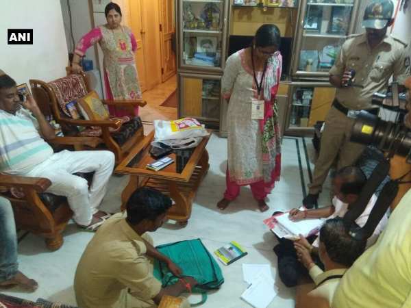 कर्नाटक चुनाव: बड़ी कार्रवाई, BJP नेता के घर से 8 लाख जब्त कर्नाटक चुनाव: बड़ी कार्रवाई, BJP नेता के घर से 8 लाख जब्त
