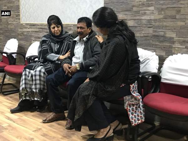 chennai Tourist Dies In stone pelting in jammu Kashmir Mehbooba Mufti met family chennai Tourist Dies In stone pelting in jammu Kashmir Mehbooba Mufti met family