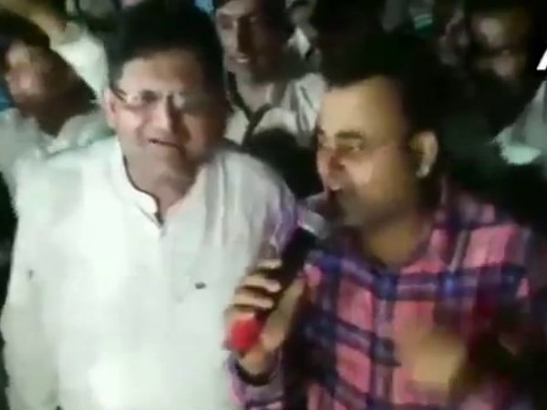 ट्रांसफर के बाद रखी गई थी फेयरवेल पार्टी