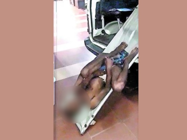 विरोध करने पर स्ट्रेचर से धक्का दे दिया जिससे मौत हो गई