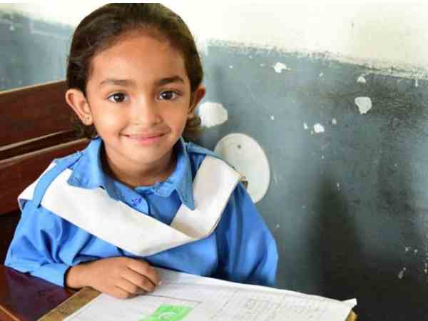 फोटो में पाकिस्तान का झंडा लिए एक लड़की मुस्कराती नजर आ रही है