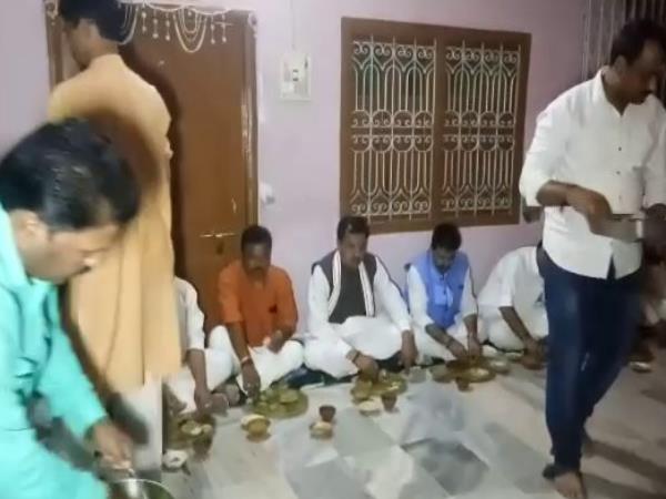 गर्दिश में हैं सपा के सितारे, लैपटॉप के लॉलीपॉप ने यूपी को पीछे किया