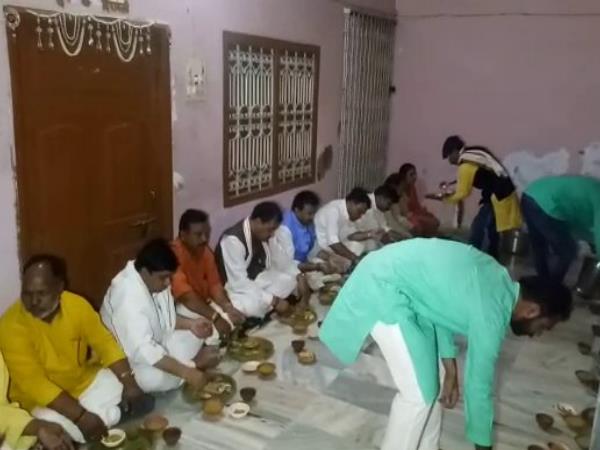 भाजपा के दलित कार्यकर्ता के घर खाया खाना