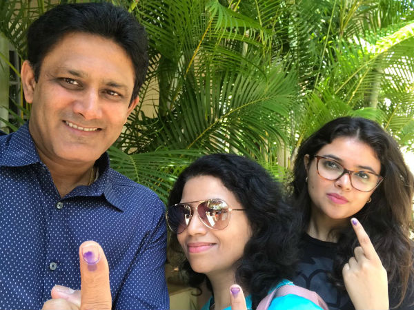 कर्नाटक विधानसभा चुनाव में कुंबले ने किया मतदान, आम लोगों से पूछा एक सवाल, देखें तस्वीरें कर्नाटक विधानसभा चुनाव में कुंबले ने किया मतदान, आम लोगों से पूछा एक सवाल, देखें तस्वीरें