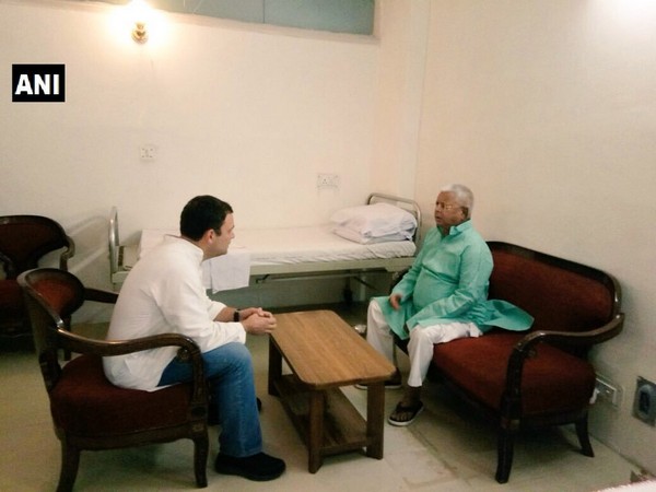 नियमों को ताक पर रख हुई राहुल गांधी से लालू की मुलाकात? गृह मंत्रालय ने तलब की रिपोर्ट नियमों को ताक पर रख हुई राहुल गांधी से लालू की मुलाकात? गृह मंत्रालय ने तलब की रिपोर्ट