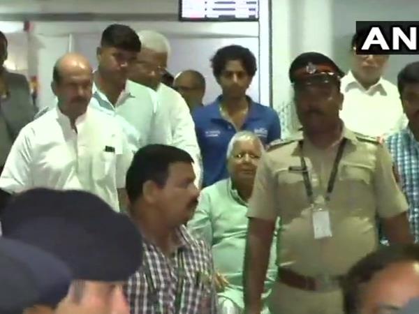 मंगलवार रात मुंबई पहुंचे लालू यादव