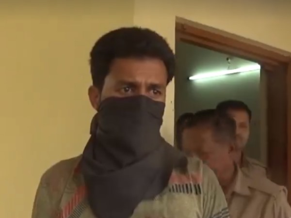 झूठे केस में फंसाने की दे रही थी धमकी