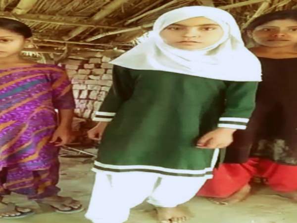 A teacher badly beat girl students in Pratapgarh A teacher badly beat girl students in Pratapgarh