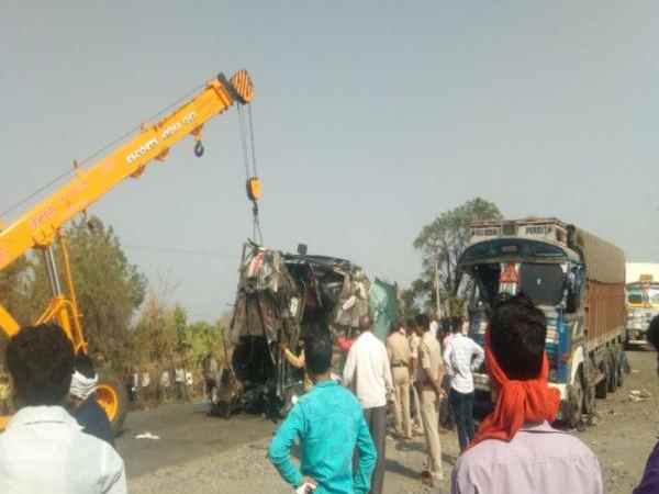 Five killed after bus and truck collide in Maharashtra Five killed after bus and truck collide in Maharashtra