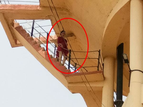 etawah woman climbed to water tank and gave threat to jumping out from here etawah woman climbed to water tank and gave threat to jumping out from here