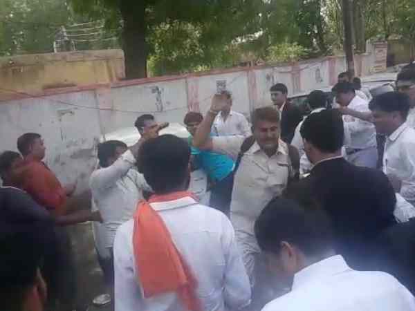 Father and son beaten by advocates in Mathura Father and son beaten by advocates in Mathura