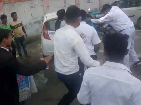 Father and son beaten by advocates in Mathura Father and son beaten by advocates in Mathura