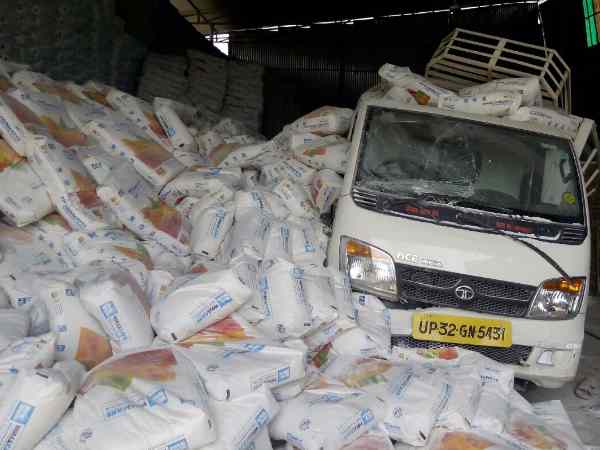 Two died with sacks of cements fell in Lucknow Two died with sacks of cements fell in Lucknow