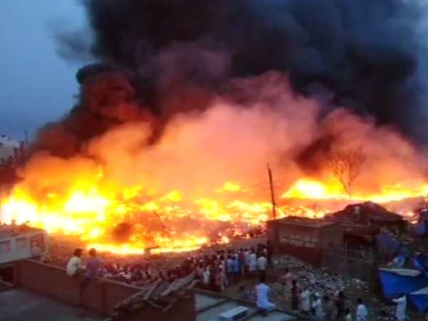 Fire breaks out in slums in Meerut Lisari area Fire breaks out in slums in Meerut Lisari area