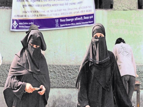 यूपी के ही नगर निकाय चुनाव में भी सुरक्षाकर्मियों से दो महिलाओं की बहस हुई थी