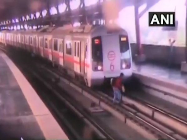 बाल-बाल बचा युवक