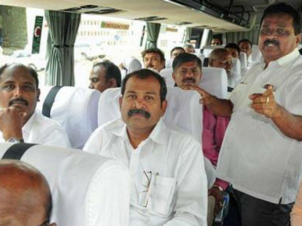 कांग्रेस और जेडीएस ने अपने विधायक दूर बंद कर रखे हैं....