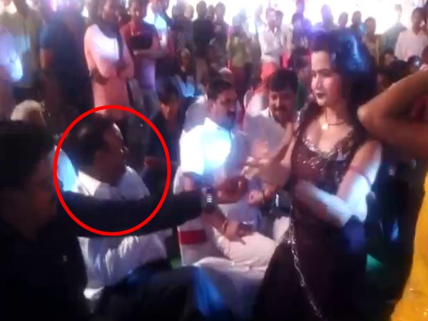 unnao Municipal executive officer stotted dancing with bar girls in a program unnao Municipal executive officer stotted dancing with bar girls in a program