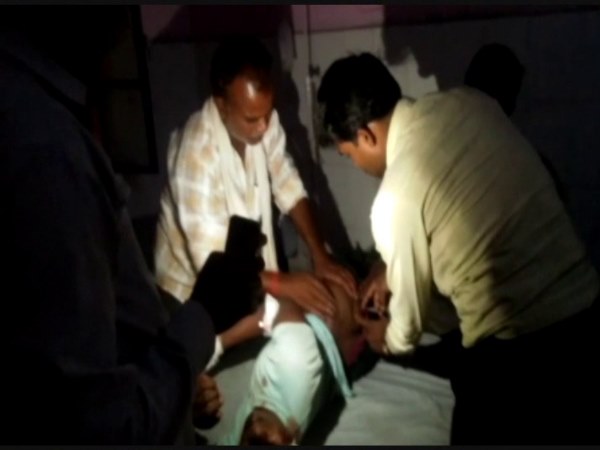 hardoi hospital doctor cure a patient in mobile torch light hardoi hospital doctor cure a patient in mobile torch light