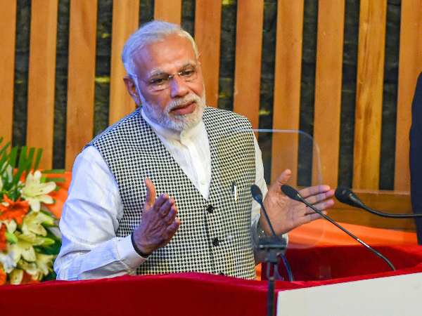 गोंदिया और कैराना की लोकसभा सीटों की हार ने बीजेपी के लिए लोकसभा का गणित भी बिगाड दिया है। अब वह सत्ता में तो है पर गठबंधन के बूते। 2014 के चुनावों में अकेले दम 282 सीटें लानी वाली बीजेपी की सदन में संख्या 271 ही बची है। सत्ता में पहली बार अपने आने वाली बीजेपी अगला लोकसभा चुनाव आते- आते सहयोगियों के भरोसे हो गई है। हालांकि सरकार पर कोई संकट नहीं है। गोंदिया और कैराना की लोकसभा सीटों की हार ने बीजेपी के लिए लोकसभा का गणित भी बिगाड दिया है। अब वह सत्ता में तो है पर गठबंधन के बूते। 2014 के चुनावों में अकेले दम 282 सीटें लानी वाली बीजेपी की सदन में संख्या 271 ही बची है। सत्ता में पहली बार अपने आने वाली बीजेपी अगला लोकसभा चुनाव आते- आते सहयोगियों के भरोसे हो गई है। हालांकि सरकार पर कोई संकट नहीं है।