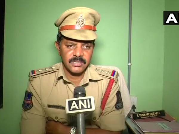 हैदराबाद ने पुलिस ने गुरुवार शाम को एक मदरसे के मौलवी को गिरफ्तार किया है। मदरसा में पढ़ाने वाले इस मौलवी पर छह नाबालिग बच्चों के यौन शोषण का आरोप है। मौलवी पर छह बच्चों के यौन उत्पीडन का आरोप है, जिनकी उम्र छह से आठ साल है। पुलिस ने आरोपी मौलवी के खिलाफ आईपीसी की धारा 377 और पोक्सो एक्ट के तहत मामला दर्ज किया गया है। हैदराबाद ने पुलिस ने गुरुवार शाम को एक मदरसे के मौलवी को गिरफ्तार किया है। मदरसा में पढ़ाने वाले इस मौलवी पर छह नाबालिग बच्चों के यौन शोषण का आरोप है। मौलवी पर छह बच्चों के यौन उत्पीडन का आरोप है, जिनकी उम्र छह से आठ साल है। पुलिस ने आरोपी मौलवी के खिलाफ आईपीसी की धारा 377 और पोक्सो एक्ट के तहत मामला दर्ज किया गया है।