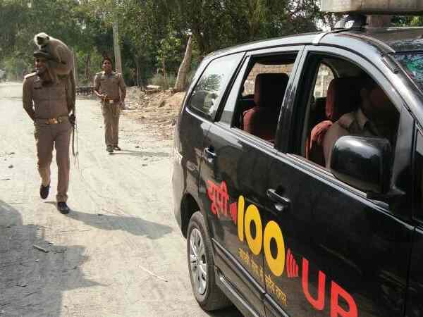 बंदर को पुलिसवाले नदी किनारे छोड़ आए