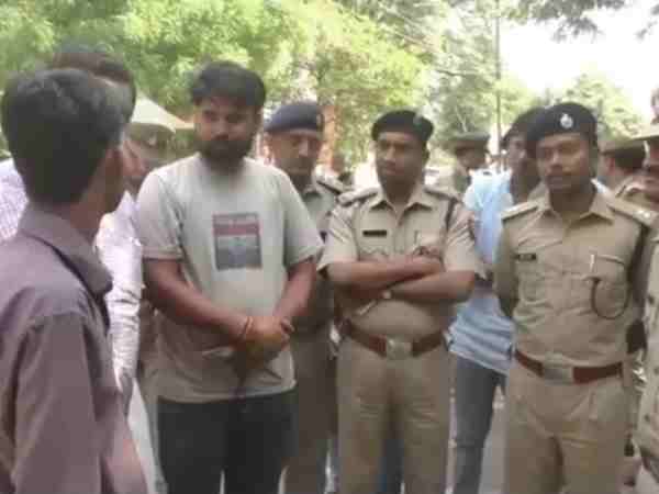 Thirty three lakh looted in Moradabad Thirty three lakh looted in Moradabad