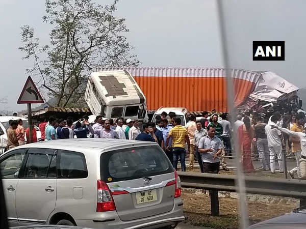 मुंबई-पुणे एक्सप्रेस वे पर 6 गाडि़यां आपस में टकराईं, घंटों लगा रहा जाम मुंबई-पुणे एक्सप्रेस वे पर 6 गाडि़यां आपस में टकराईं, घंटों लगा रहा जाम