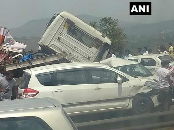 मुंबई-पुणे एक्सप्रेस वे पर 6 गाडि़यां आपस में टकराईं मुंबई-पुणे एक्सप्रेस वे पर 6 गाडि़यां आपस में टकराईं