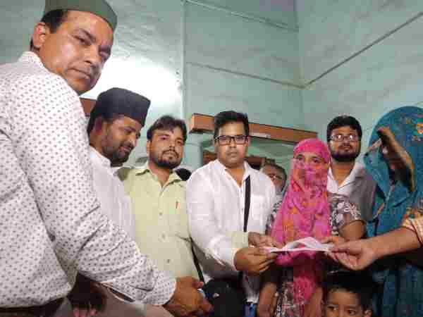 Five lakh given to Unnao Gang rape victim by Indian Muslim League Five lakh given to Unnao Gang rape victim by Indian Muslim League