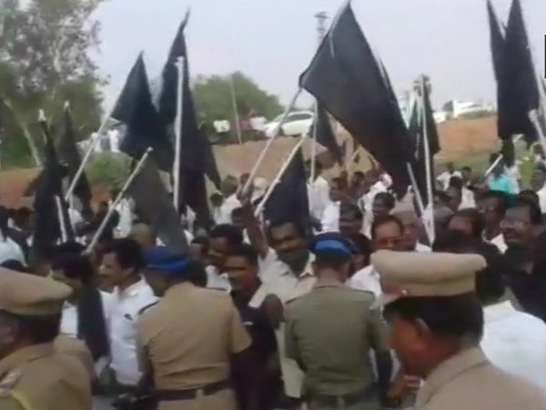 TamilNadu, DMk members show black flags Nirmala Sitharaman, Ramanathapuram, Parthibanur, DMk,black flag, Nirmala Sitharaman TamilNadu, DMk members show black flags Nirmala Sitharaman, Ramanathapuram, Parthibanur, DMk,black flag, Nirmala Sitharaman