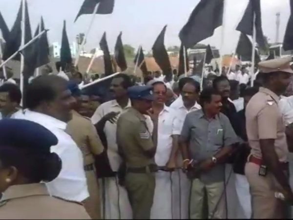 TamilNadu, DMk members show black flags Nirmala Sitharaman, Ramanathapuram, Parthibanur, DMk,black flag, Nirmala Sitharaman TamilNadu, DMk members show black flags Nirmala Sitharaman, Ramanathapuram, Parthibanur, DMk,black flag, Nirmala Sitharaman