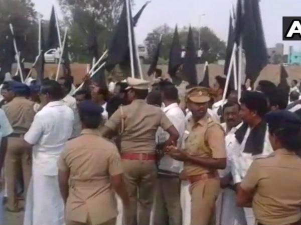 TamilNadu, DMk members show black flags Nirmala Sitharaman, Ramanathapuram, Parthibanur, DMk,black flag, Nirmala Sitharaman TamilNadu, DMk members show black flags Nirmala Sitharaman, Ramanathapuram, Parthibanur, DMk,black flag, Nirmala Sitharaman