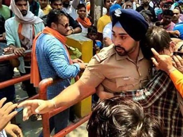 लोगों ने युवक को थप्पड़ भी मारे