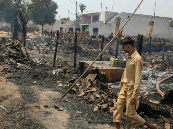 स्कूलों में बनाए गए कैंप्स