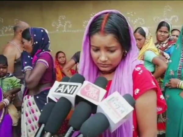 शहीद की पत्नी ने किया विरोध