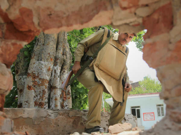 स्कूल बंद और लोगों को घरों में रहने की हिदायत