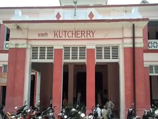 जिलाधिकारी कार्यालय के ठीक बाहर की घटना