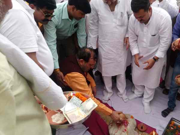 Minister of Yogi govt Suresh Khanna ill during bhoomi pujan in Shahjahanpur Minister of Yogi govt Suresh Khanna ill during bhoomi pujan in Shahjahanpur